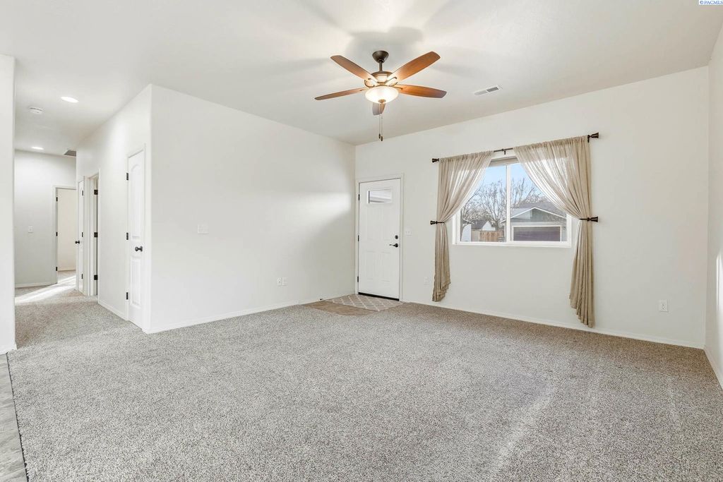 Photo of 1520 N Irving Place, Kennewick, WA 99336 (MLS # 289829)