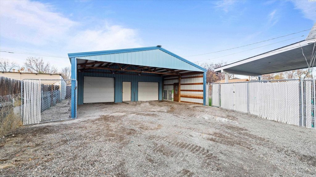 Photo of 229 E 5th Ave, Kennewick, WA 99336 (MLS # 289185)