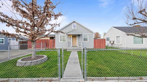 Photo of 229 E 5th Ave, Kennewick, WA 99336 (MLS # 289185)