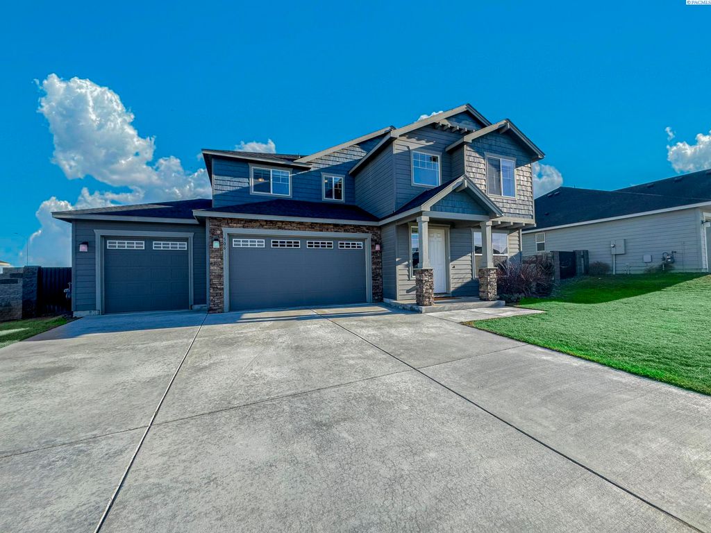 Photo of 506 Constance Ave, West Richland, WA 99353 (MLS # 289589)