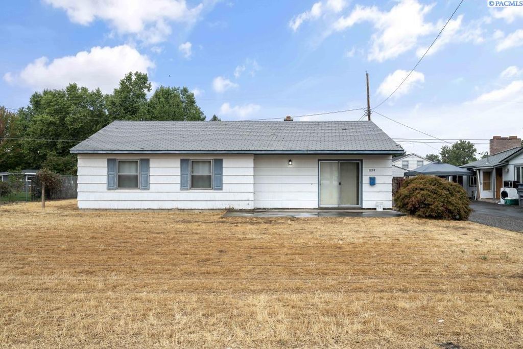 Photo of 1207 Acacia Ave, Richland, WA 99354 (MLS # 287377)