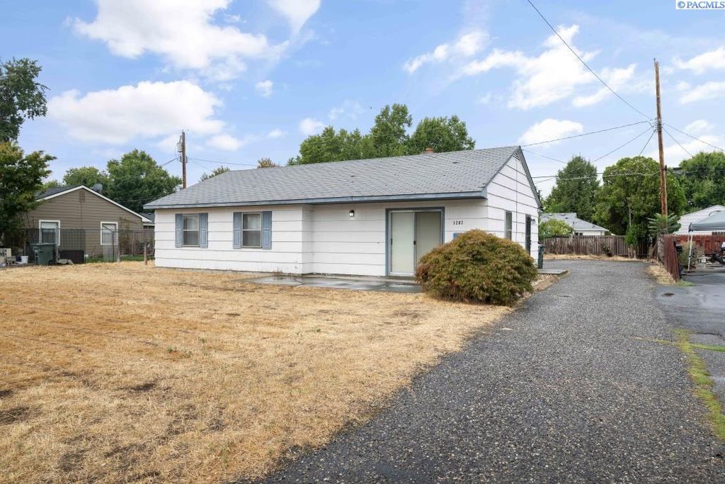 Photo of 1207 Acacia Ave, Richland, WA 99354 (MLS # 287377)