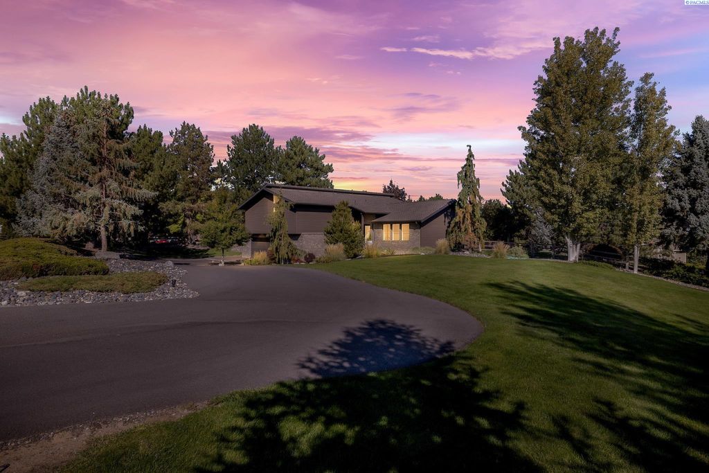 Photo of 2820 Appaloosa Way, Richland, WA 99352 (MLS # 290664)
