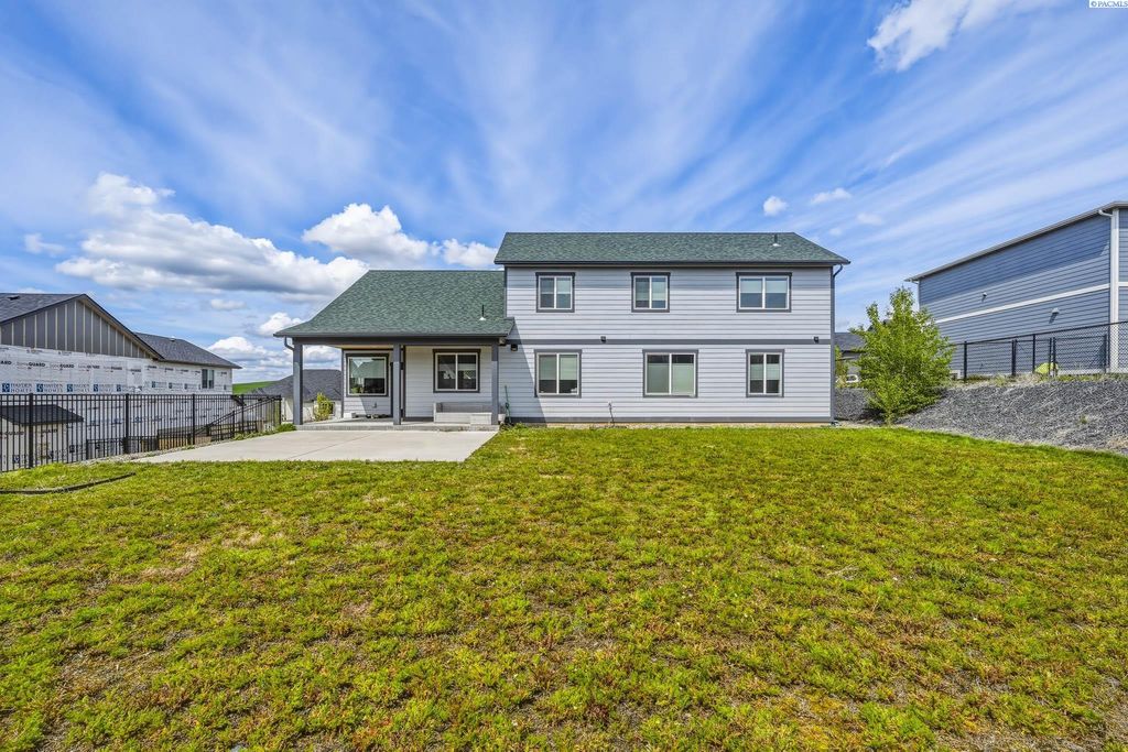 Photo of 2165 NW Canyon View Dr, Pullman, WA 99163 (MLS # 292634)