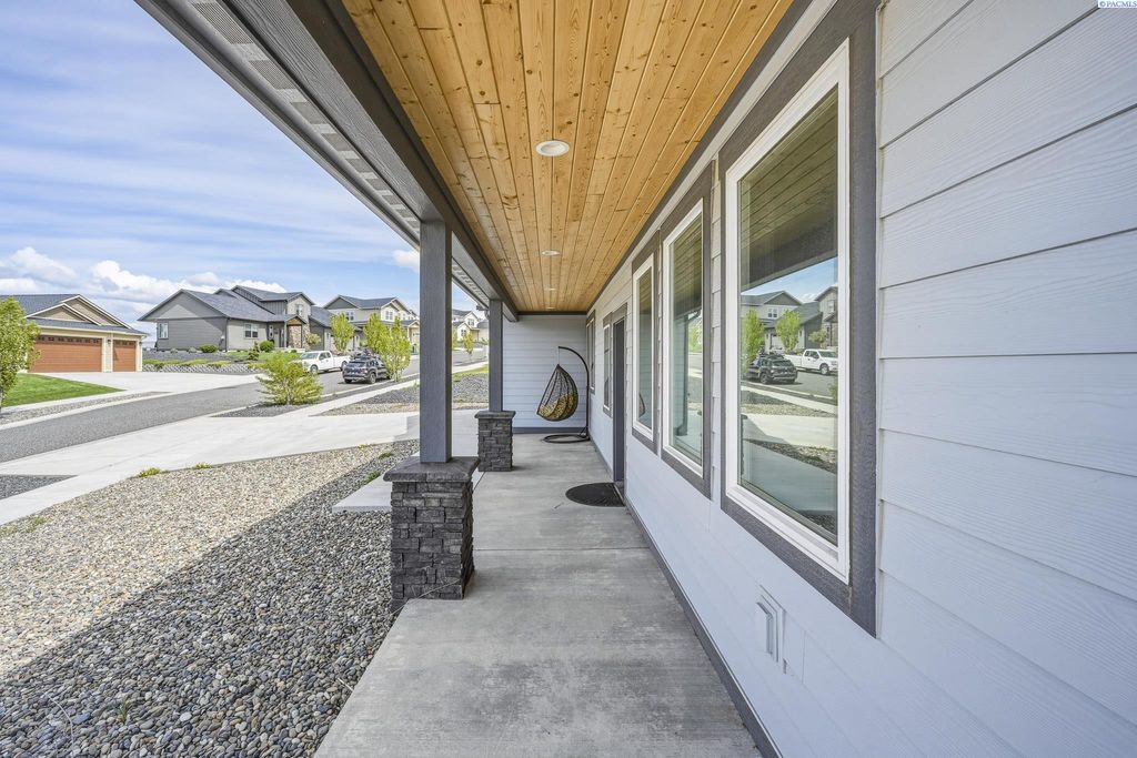 Photo of 2165 NW Canyon View Dr, Pullman, WA 99163 (MLS # 292634)