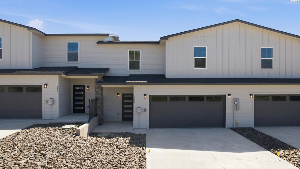 Photo of 805 Fountain Blvd, Zillah, WA 98953 (MLS # 292715)