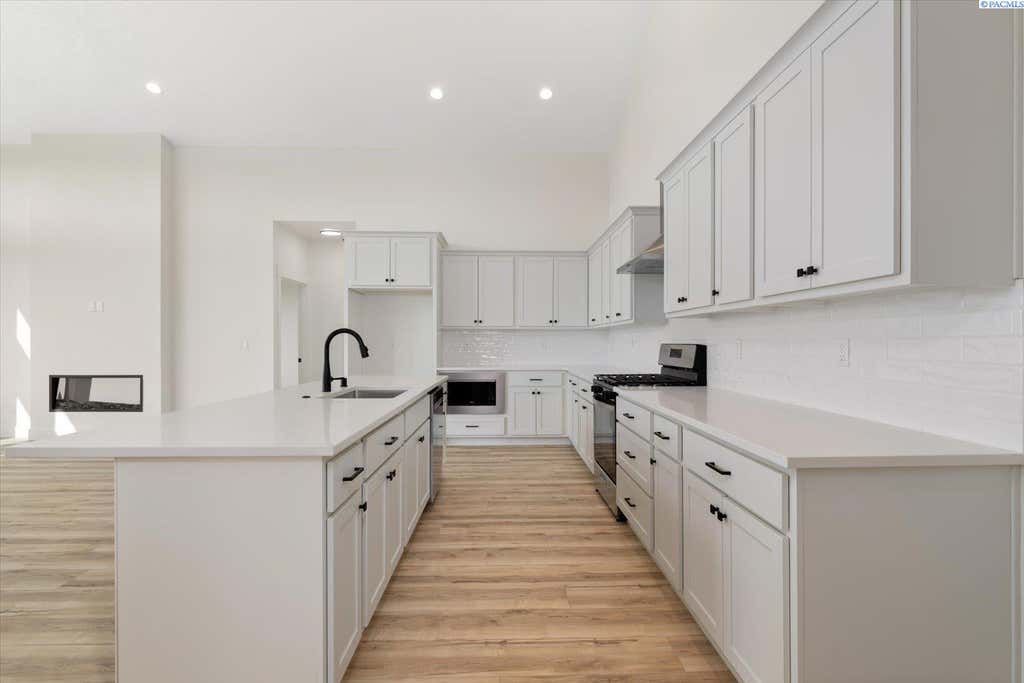 Photo of 6673 W 24th Ave #17, Kennewick, WA 99338 (MLS # 292929)