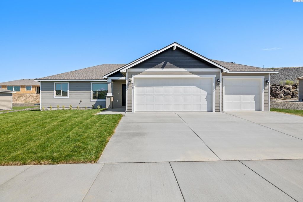 Photo of 6562 W 30th Pl, Kennewick, WA 99338 (MLS # 288502)