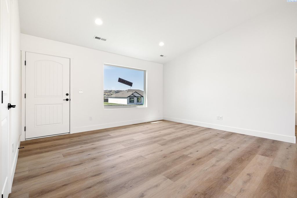 Photo of 6562 W 30th Pl, Kennewick, WA 99338 (MLS # 288502)