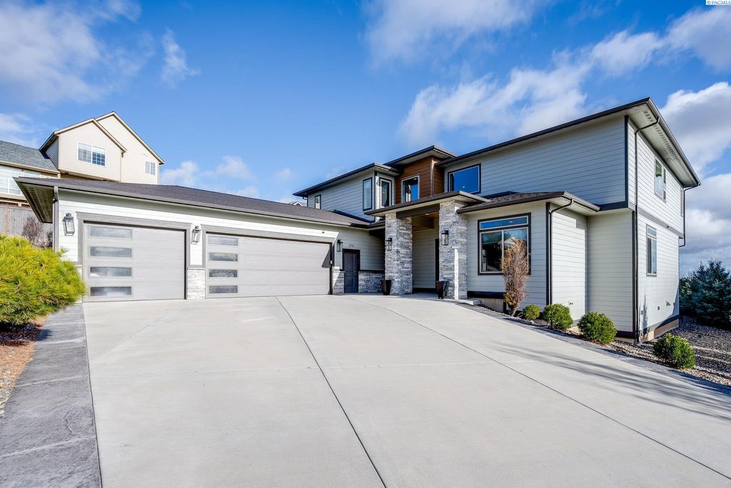 Photo of 270 SW Golden Hills Drive, Pullman, WA 99163 (MLS # 289521)