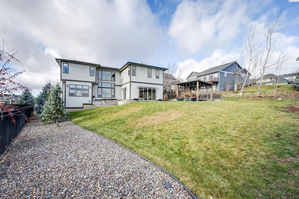 Photo of 270 SW Golden Hills Drive, Pullman, WA 99163 (MLS # 289521)