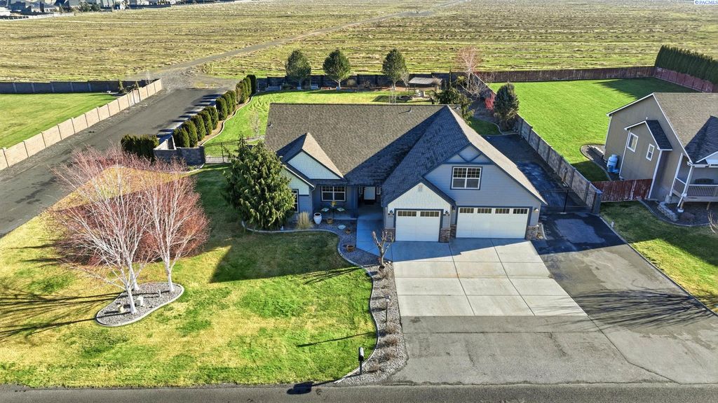 Photo of 11221 S Grandview Lane, Kennewick, WA 99338 (MLS # 290141)