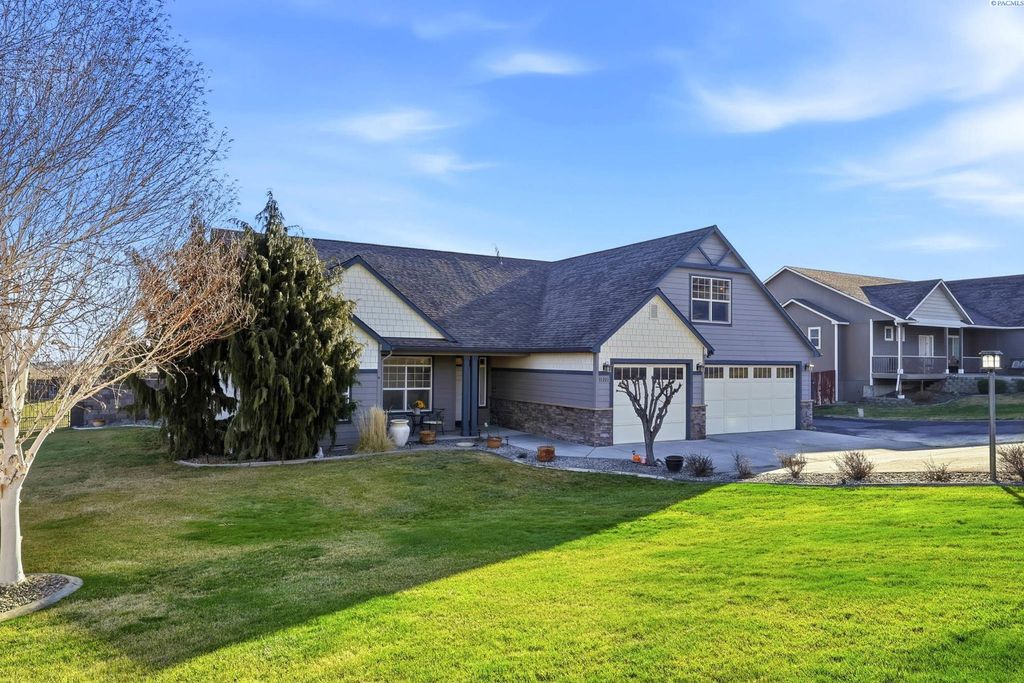 Photo of 11221 S Grandview Lane, Kennewick, WA 99338 (MLS # 290141)