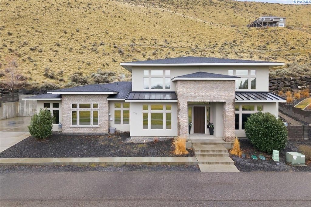 Photo of 915 Meadow Hills Dr, Richland, WA 99352 (MLS # 290782)