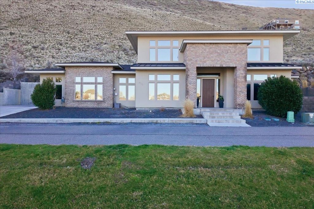 Photo of 915 Meadow Hills Dr, Richland, WA 99352 (MLS # 290782)