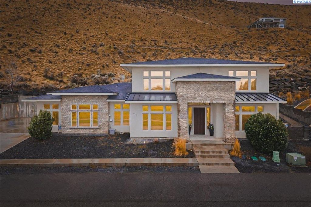 Photo of 915 Meadow Hills Dr, Richland, WA 99352 (MLS # 290782)