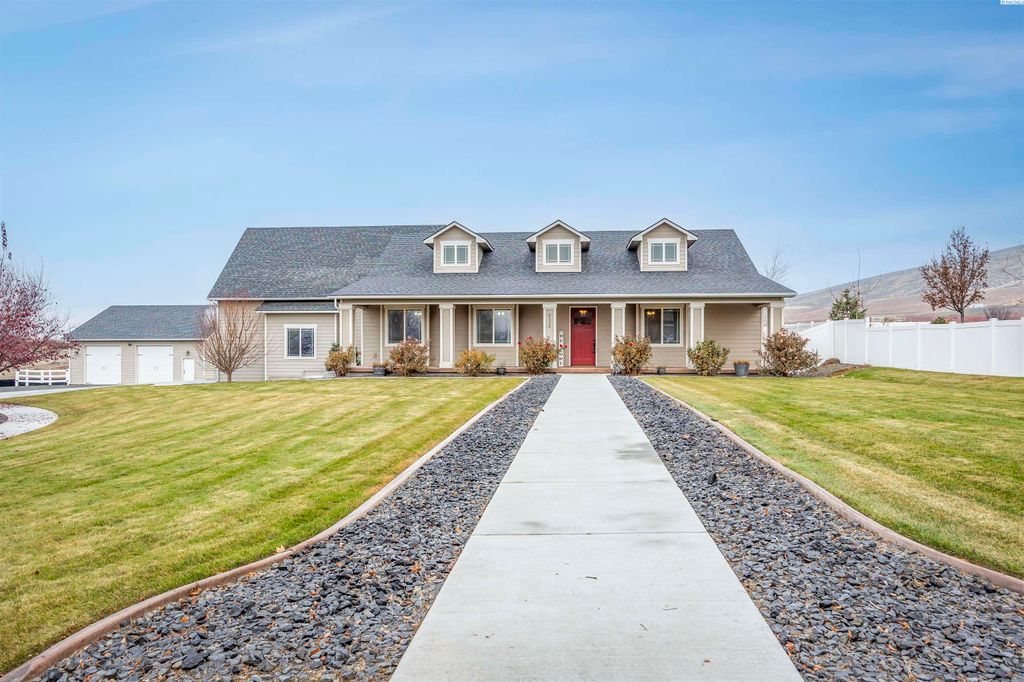 Photo of 2112 Meritage Ave, Richland, WA 99352 (MLS # 289205)