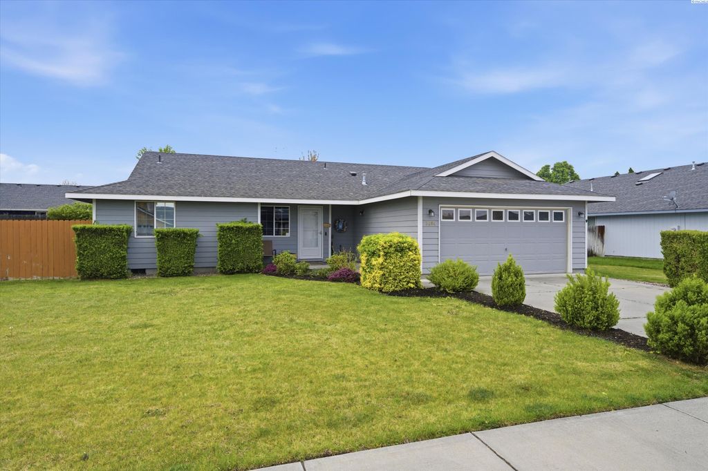 Photo of 8504 Studebaker Dr, Pasco, WA 99301 (MLS # 292165)