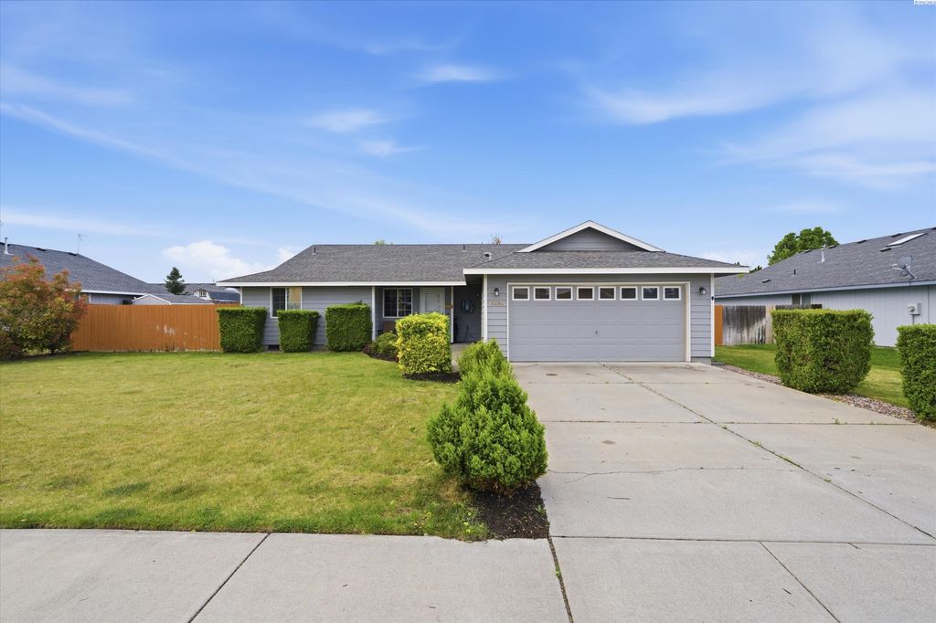 Photo of 8504 Studebaker Dr, Pasco, WA 99301 (MLS # 292165)