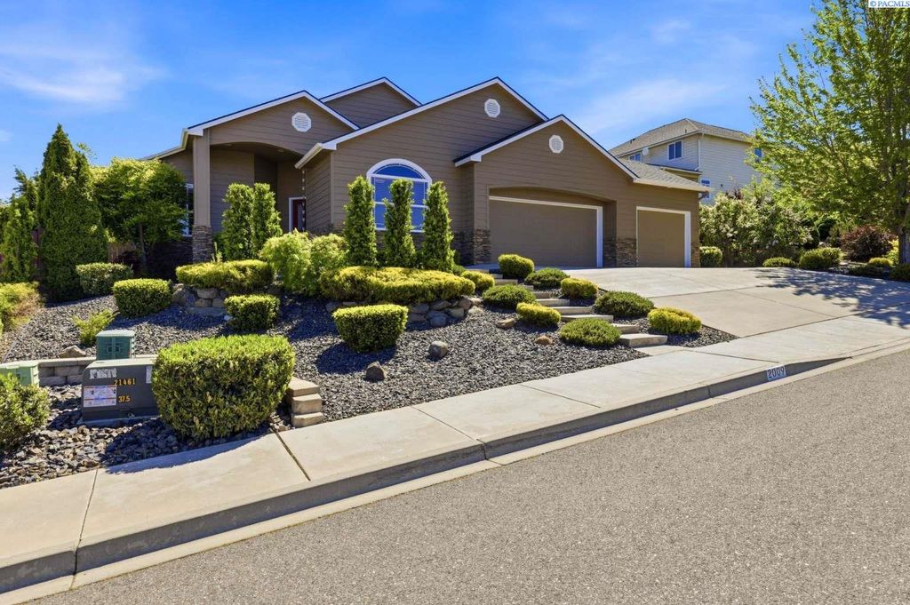Photo of 2009 W 51st Ave, Kennewick, WA 99337 (MLS # 292925)