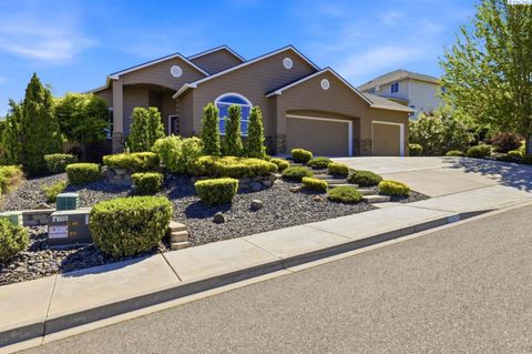 Photo of 2009 W 51st Ave, Kennewick, WA 99337 (MLS # 292925)