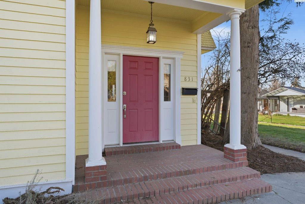 Photo of 831 Guernsey St, Prosser, WA 99350 (MLS # 292920)