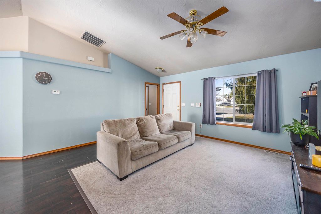 Photo of 8608 Heathrow Ct, Pasco, WA 99301 (MLS # 291202)