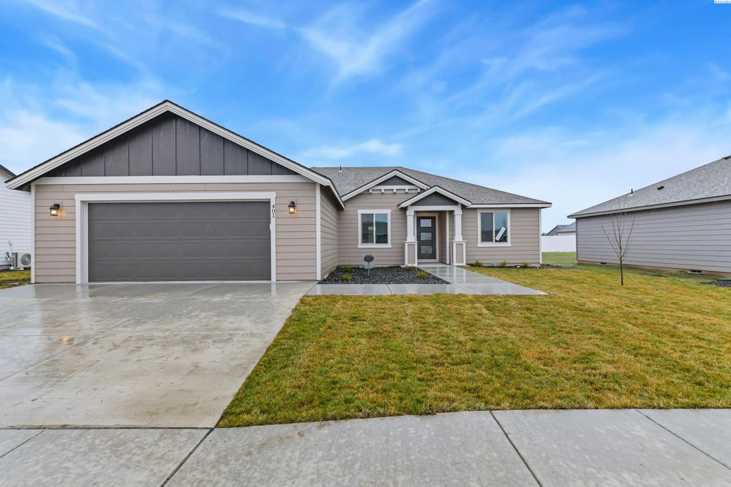 Photo of 401 Glenwood Ave, Grandview, WA 98930 (MLS # 290909)