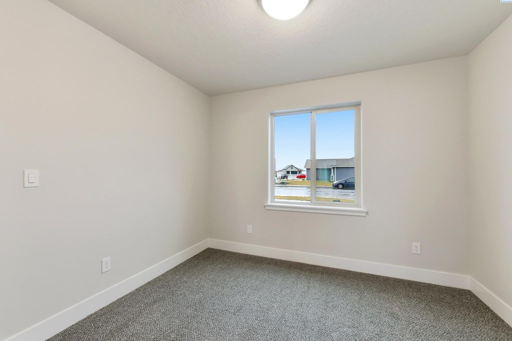 Photo of 401 Glenwood Ave, Grandview, WA 98930 (MLS # 290909)