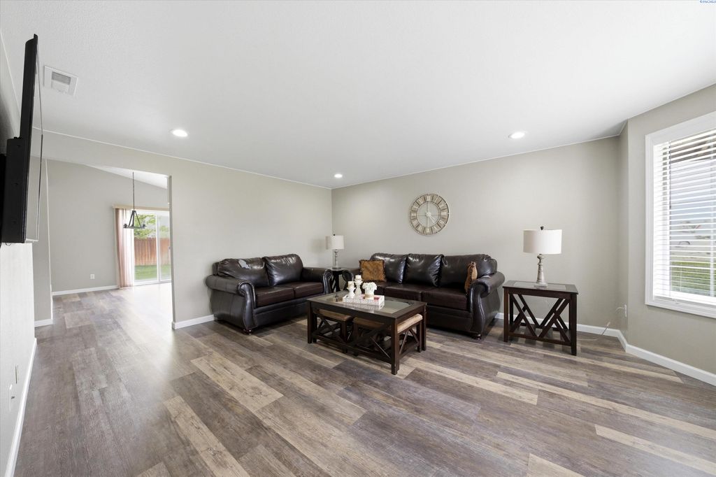 Photo of 6207 Camden Dr, Pasco, WA 99301 (MLS # 292190)