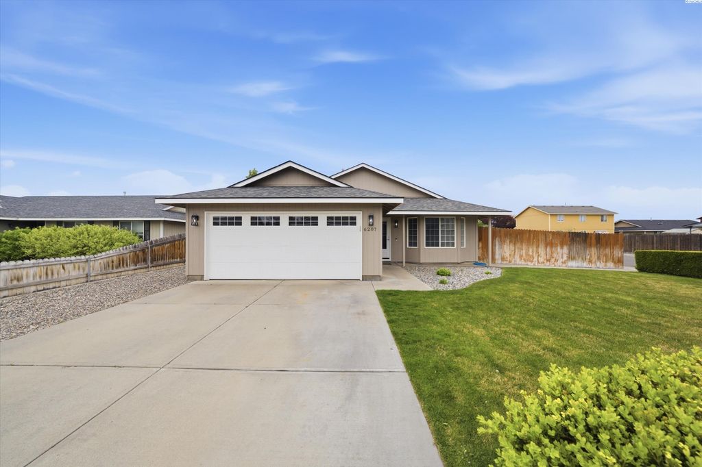 Photo of 6207 Camden Dr, Pasco, WA 99301 (MLS # 292190)