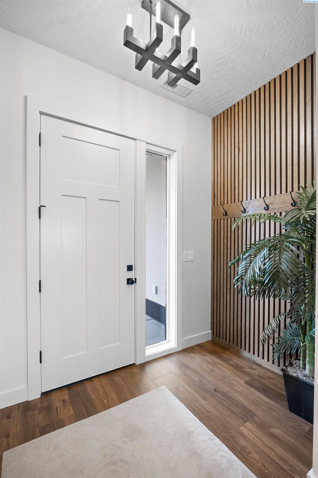 Photo of 6027 W 28th Place, Kennewick, WA 99338 (MLS # 290944)