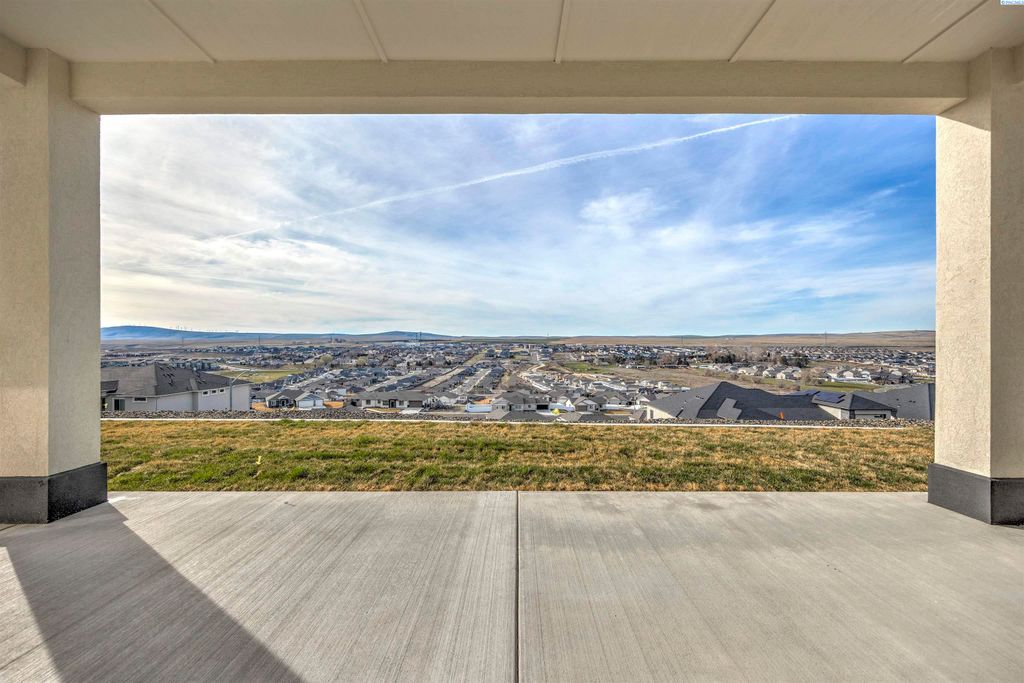 Photo of 6027 W 28th Place, Kennewick, WA 99338 (MLS # 290944)