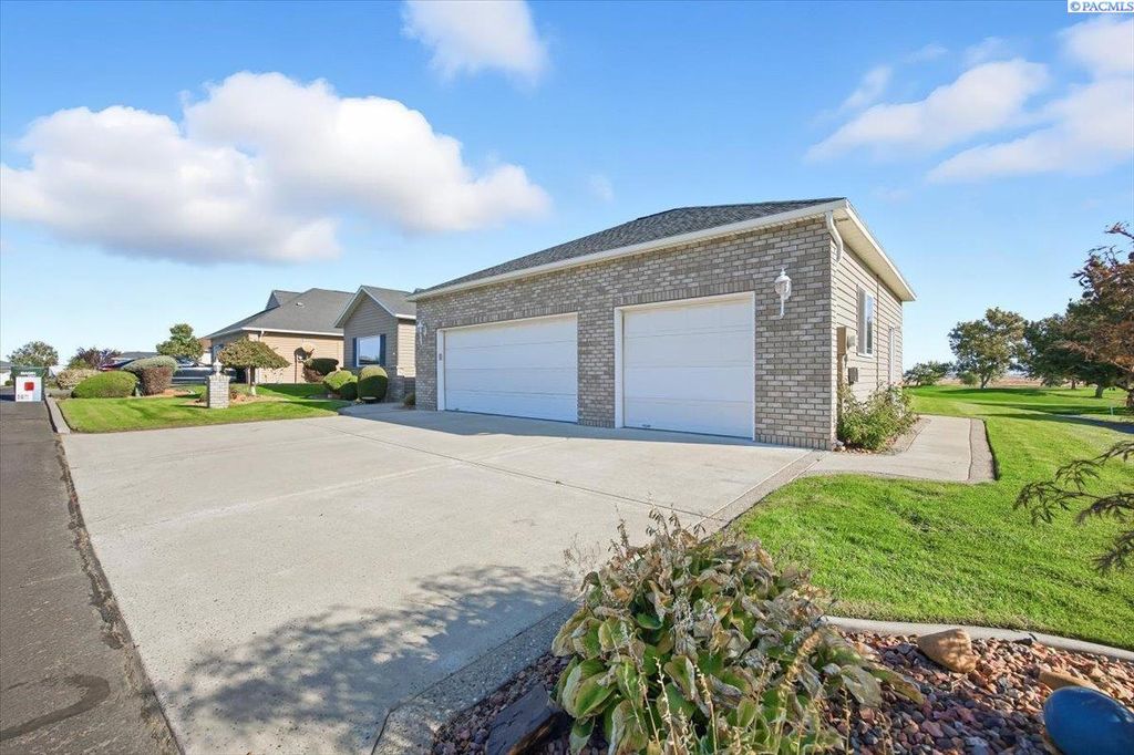 Photo of 125 Berkshire Lane, Pasco, WA 99301 (MLS # 290091)