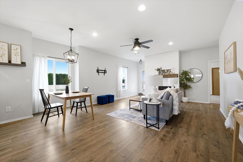 Photo of 511 S Delaware St, Kennewick, WA 99336 (MLS # 291442)