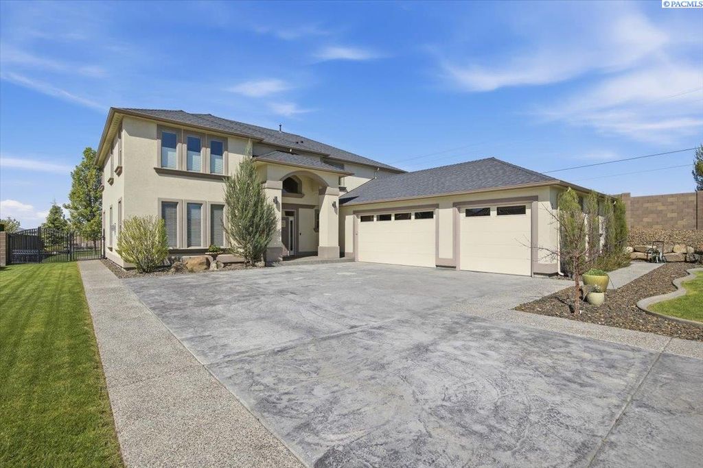 Photo of 4712 Shoreline Ct, Pasco, WA 99301 (MLS # 292055)