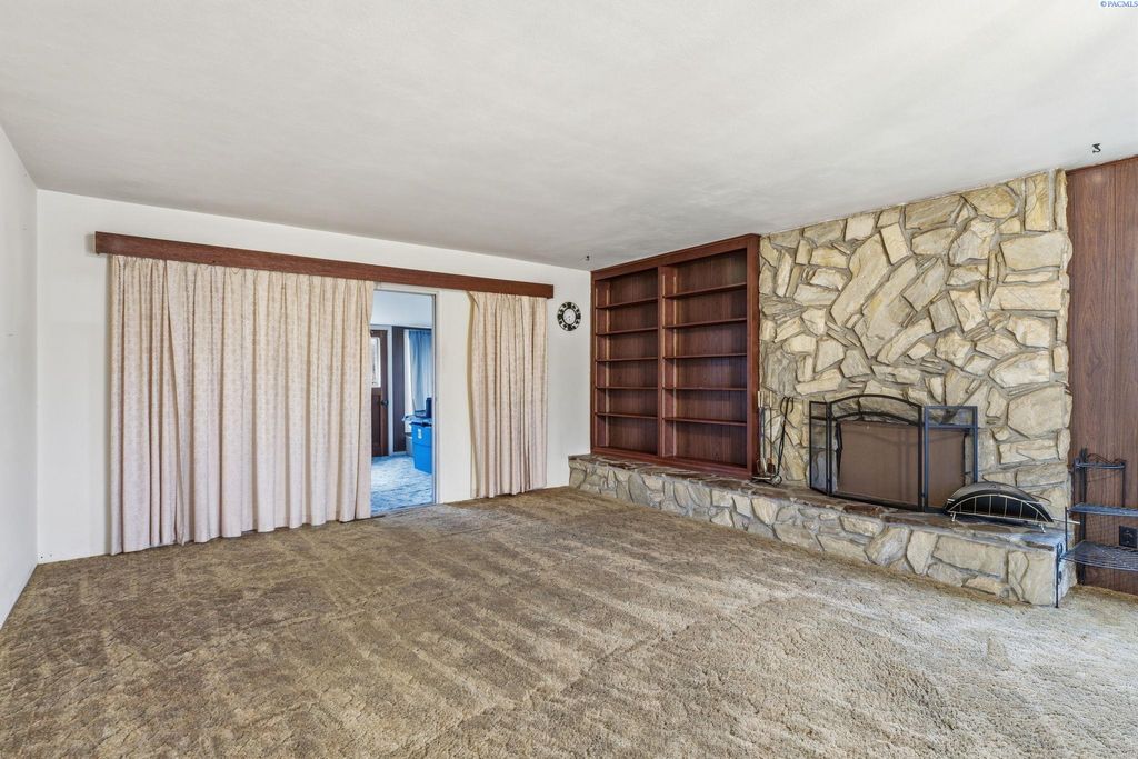 Photo of 381 Wright Ave, Richland, WA 99352 (MLS # 289278)