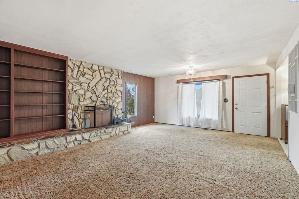 Photo of 381 Wright Ave, Richland, WA 99352 (MLS # 289278)