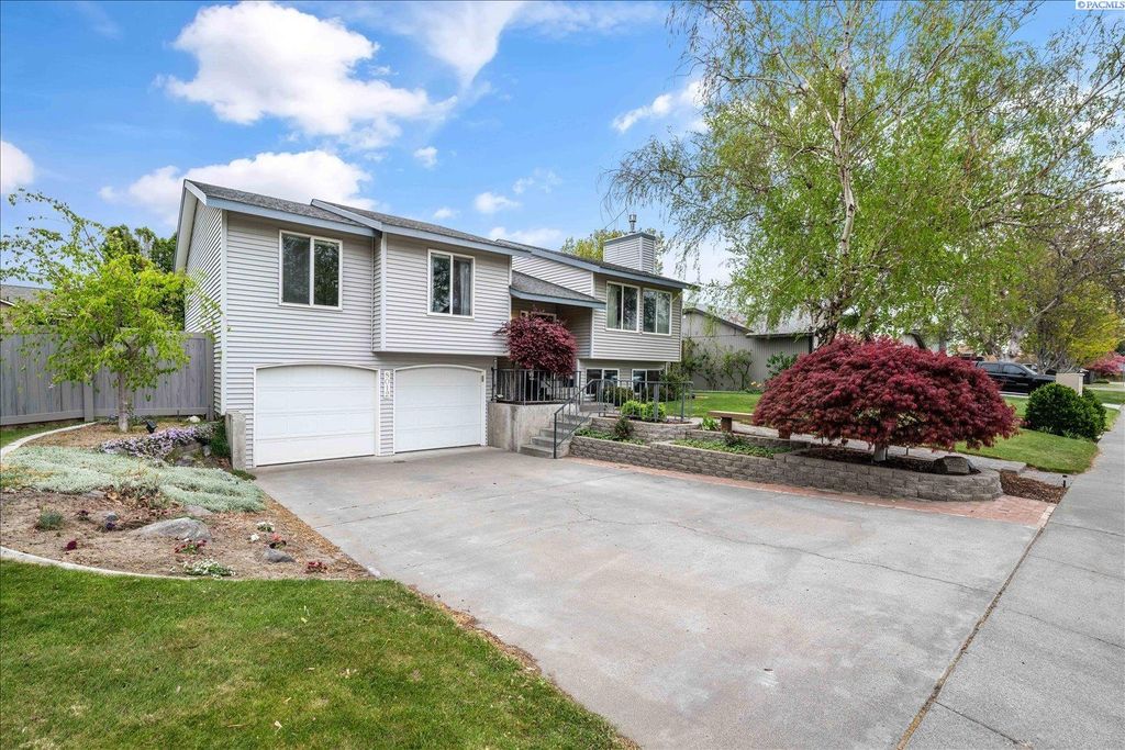 Photo of 8012 W Grand Ronde Ave, Kennewick, WA 99336 (MLS # 292156)