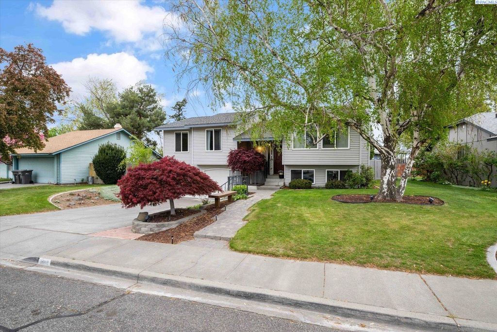 Photo of 8012 W Grand Ronde Ave, Kennewick, WA 99336 (MLS # 292156)