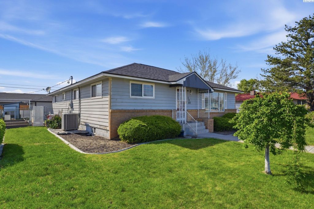 Photo of 128 N Wehe Ave, Pasco, WA 99301 (MLS # 292326)