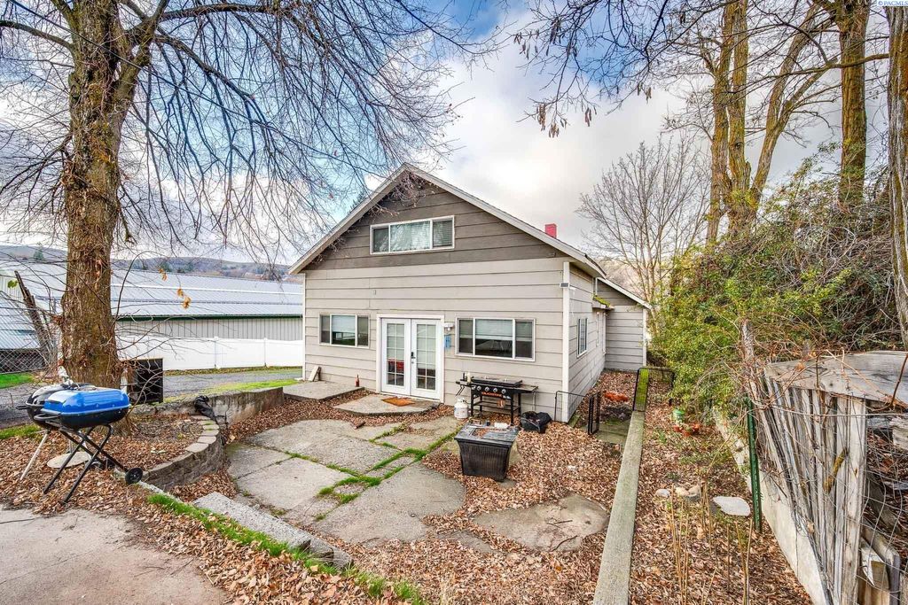 Photo of 705 S East St, Colfax, WA 99111 (MLS # 289029)