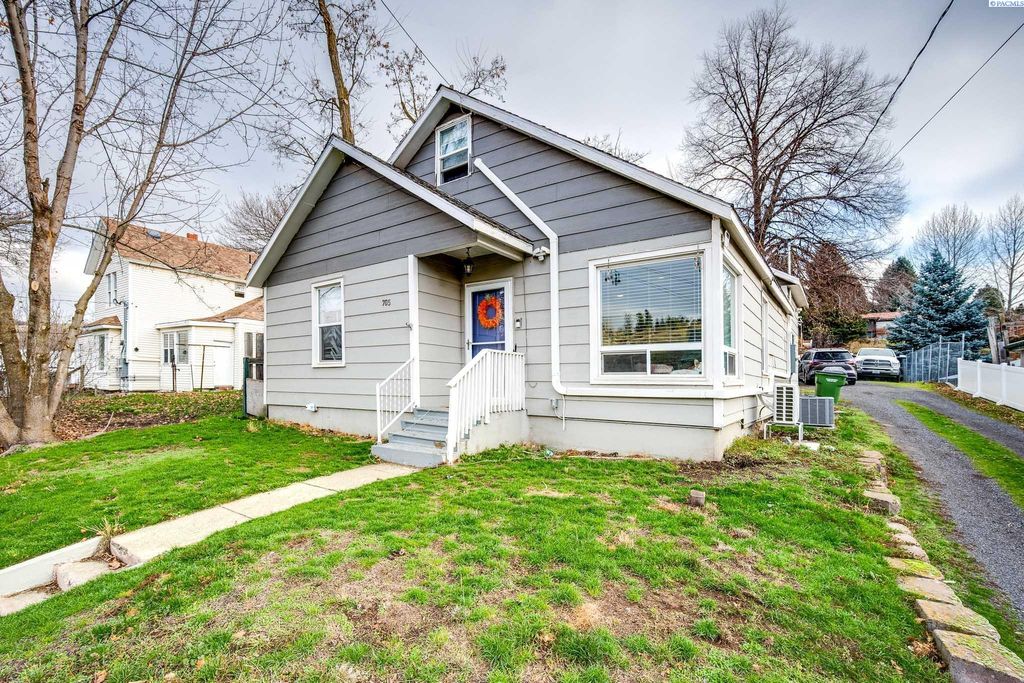 Photo of 705 S East St, Colfax, WA 99111 (MLS # 289029)