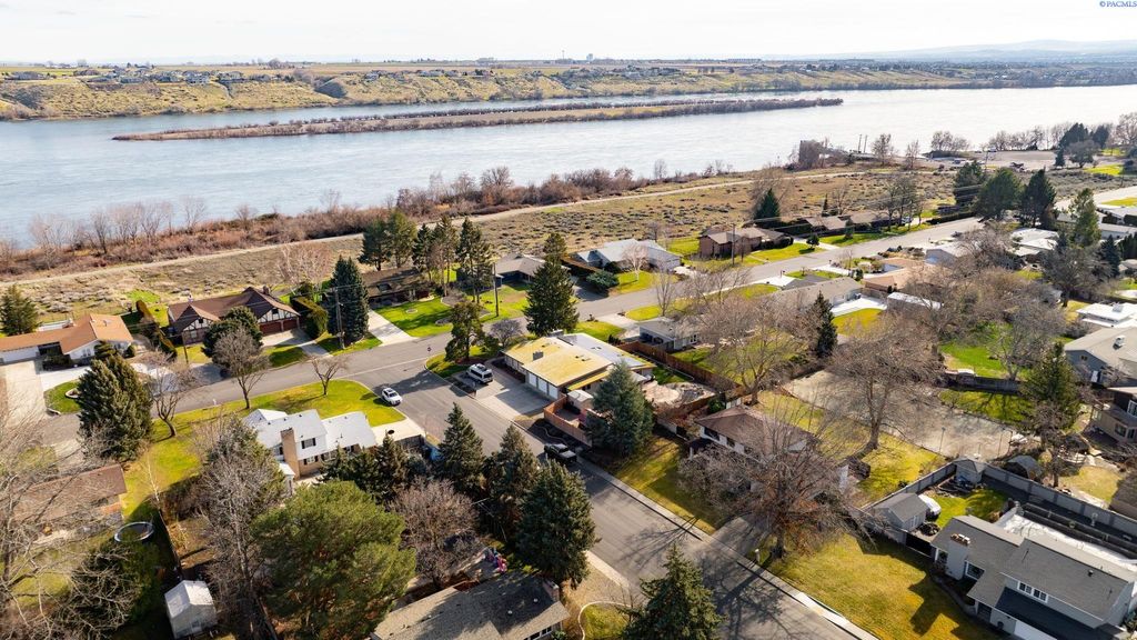 Photo of 105 Spengler St, Richland, WA 99354 (MLS # 290497)