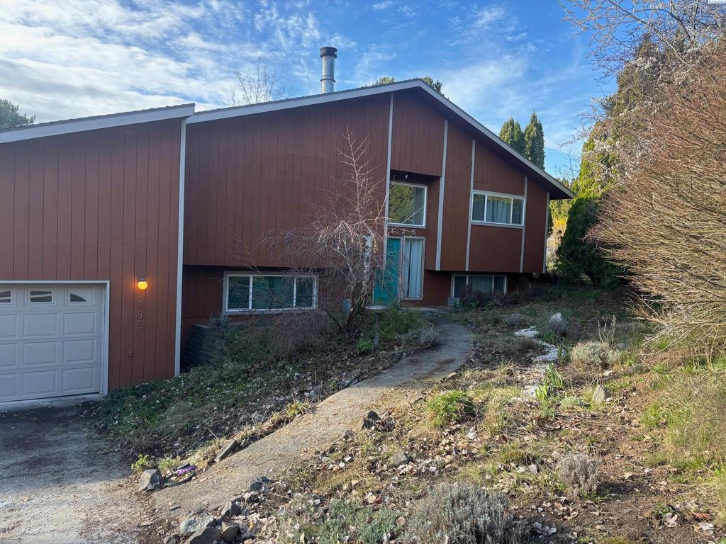 Photo of 135 NW Robert St, Pullman, WA 99163 (MLS # 291659)
