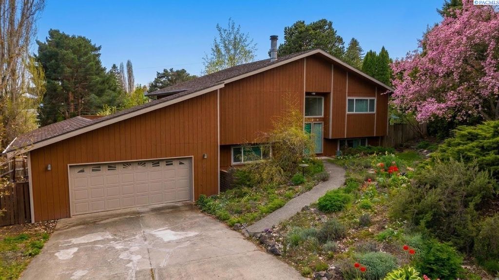 Photo of 135 NW Robert St, Pullman, WA 99163 (MLS # 291659)
