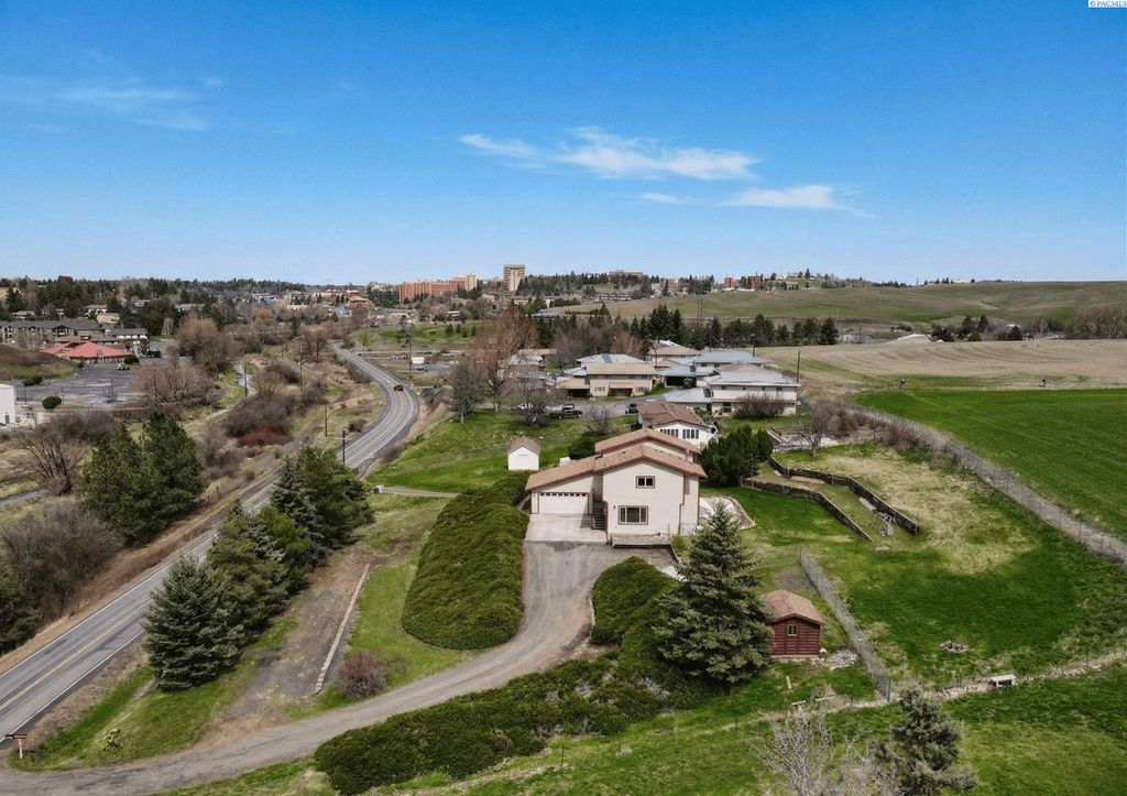 Photo of 1890 SE Johnson Avenue, Pullman, WA 99163 (MLS # 291754)