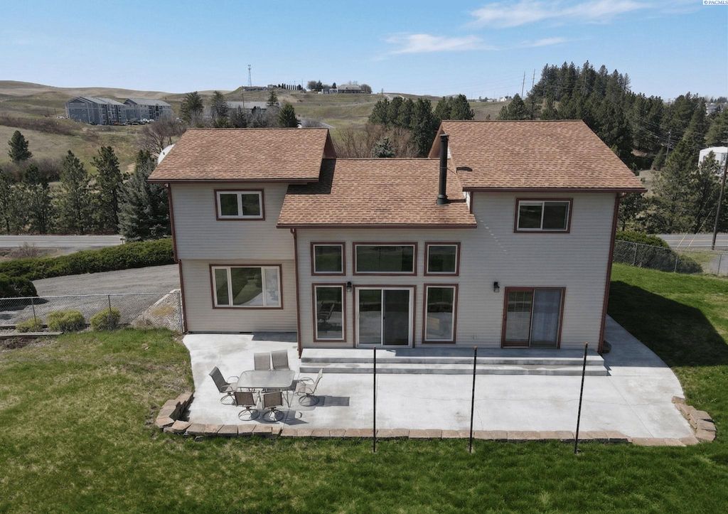 Photo of 1890 SE Johnson Avenue, Pullman, WA 99163 (MLS # 291754)