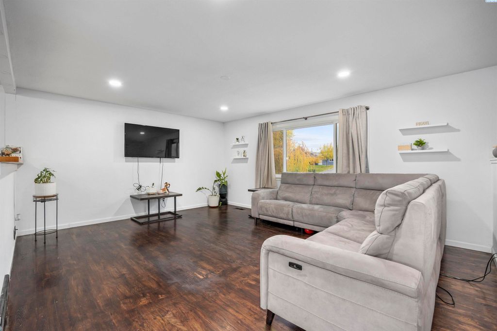 Photo of 2202 Hill Drive, Grandview, WA 98930 (MLS # 288664)