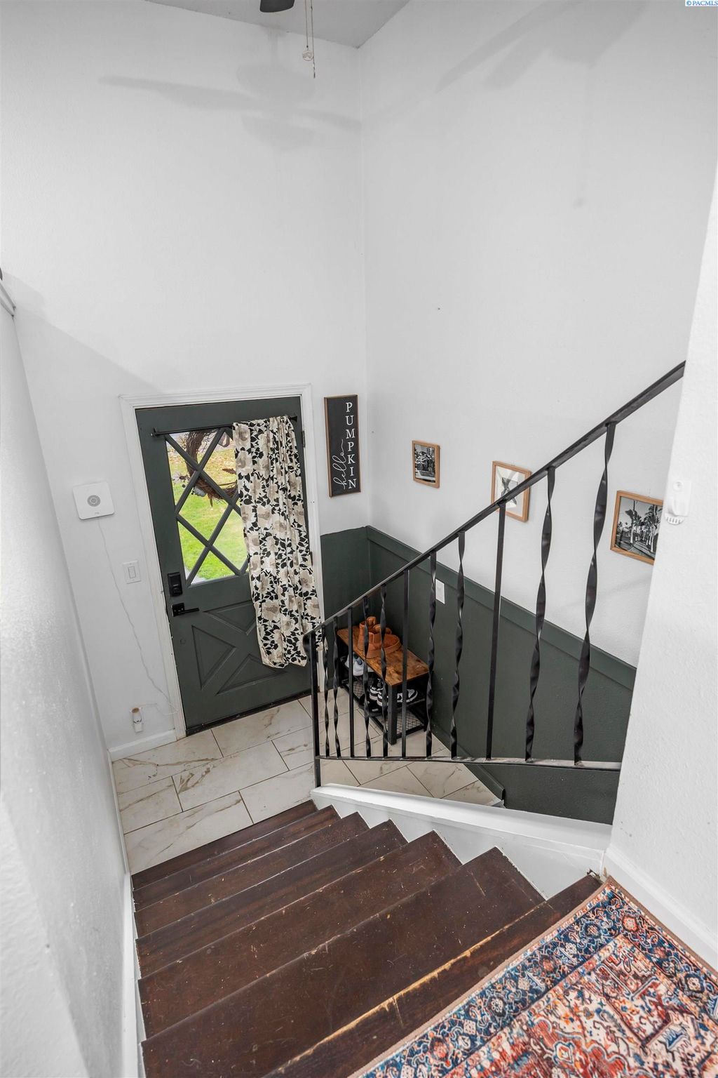 Photo of 2202 Hill Drive, Grandview, WA 98930 (MLS # 288664)